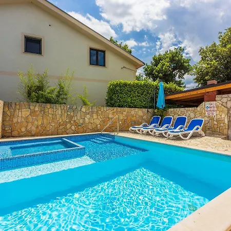 Ruhiges Mit Holzkohlegrill, Pool Mit Whirlpoolfunktion, Waschmaschine, Trockner