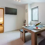 Ruhiges Mit Holzkohlegrill, Pool Mit Whirlpoolfunktion, Waschmaschine, Trockner *