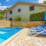 Apartmán Ruhiges Mit Holzkohlegrill, Pool Mit Whirlpoolfunktion, Waschmaschine, Trockner