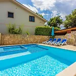 Ruhiges Mit Holzkohlegrill, Pool Mit Whirlpoolfunktion, Waschmaschine, Trockner