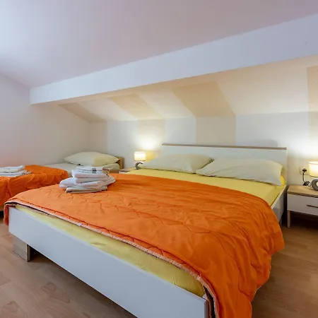 Apartment Ruhiges Mit Holzkohlegrill, Pool Mit Whirlpoolfunktion, Waschmaschine, Trockner *