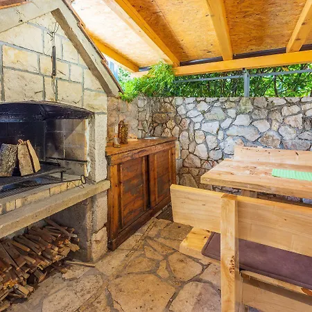 Ruhiges Mit Holzkohlegrill, Pool Mit Whirlpoolfunktion, Waschmaschine, Trockner