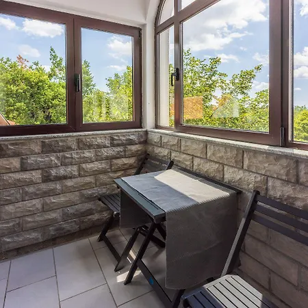 Ruhiges Mit Holzkohlegrill, Pool Mit Whirlpoolfunktion, Waschmaschine, Trockner Apartment