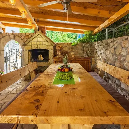 Ruhiges Mit Holzkohlegrill, Pool Mit Whirlpoolfunktion, Waschmaschine, Trockner