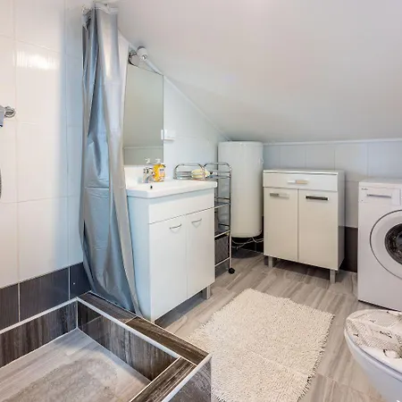 Apartment Ruhiges Mit Holzkohlegrill, Pool Mit Whirlpoolfunktion, Waschmaschine, Trockner *