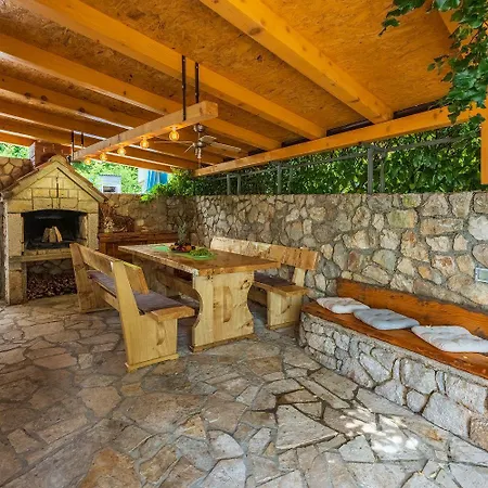 Apartment Ruhiges Mit Holzkohlegrill, Pool Mit Whirlpoolfunktion, Waschmaschine, Trockner