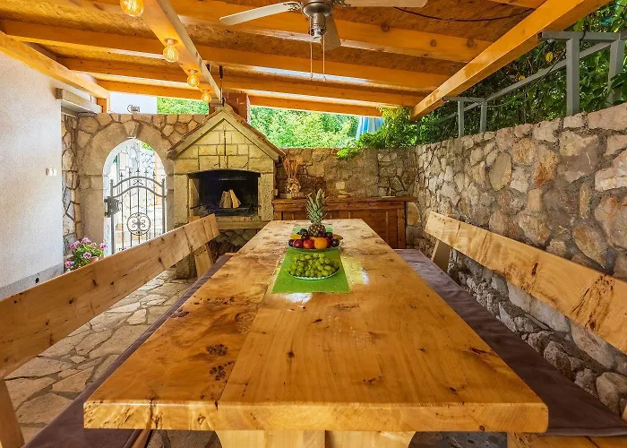 Ruhiges Mit Holzkohlegrill, Pool Mit Whirlpoolfunktion, Waschmaschine, Trockner