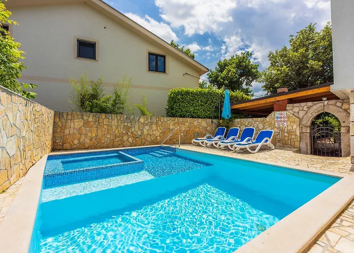 Ruhiges Mit Holzkohlegrill, Pool Mit Whirlpoolfunktion, Waschmaschine, Trockner